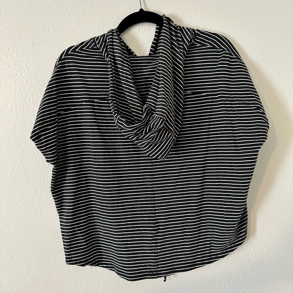 🌟SALE🌟 Lululemon knot gonna fly tee hood​​​​ - Picture 9 of 10